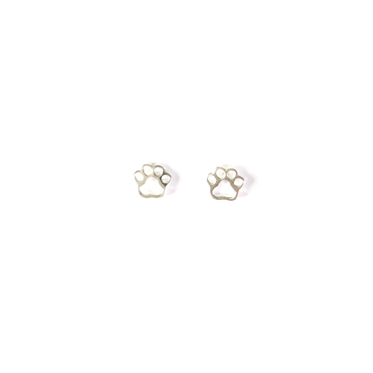 Pendientes de plata de ley 925 con forma de flor. Son small and cute y te quedarán perfectos. Elegantes y discretos. Frontal.