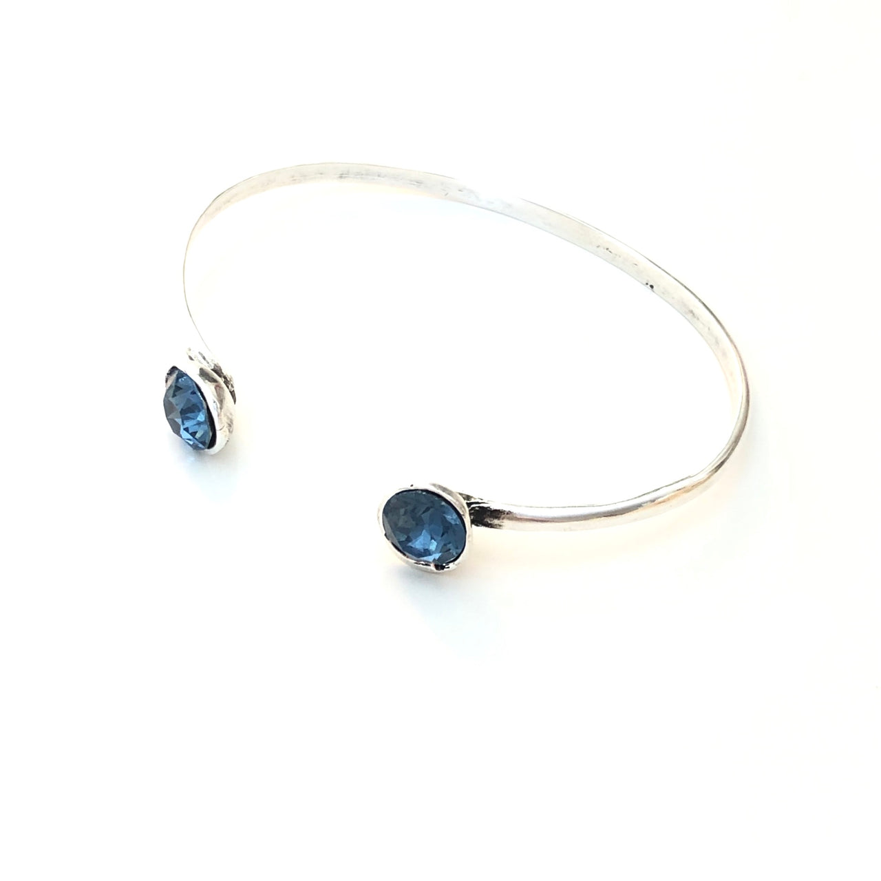 Pulsera hecha a mano de Zamak con baño de plata adaptable y dos cristales Azules de Swarovski®. Combínalo como quieras. Diagonal