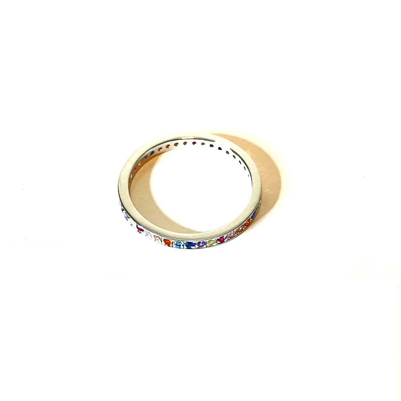 Anillo de plata 925 con baño de rodio y circonitas de colores. Cómodo e ideal para cualquier look.