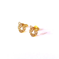 Thumbnail for Pendientes con forma de tigre de plata de ley con baño de oro. Estos pendientes son ideales para combinar con tu look diario.  Lateral