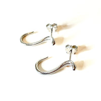 Thumbnail for Pendientes con forma de serpiente de plata de ley. Estos pendientes son perfectos para combinar con tu look favorito.