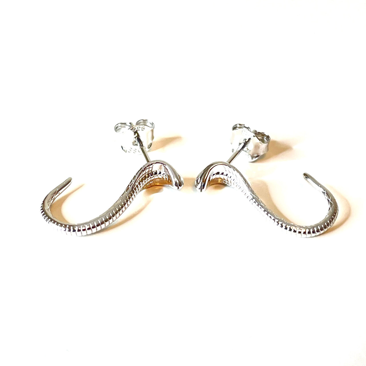 Pendientes con forma de serpiente de plata de ley. Estos pendientes son perfectos para combinar con tu look favorito. Lateral