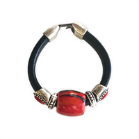 Thumbnail for Elegante pulsera de cuero regaliz, con cuentas de Zamak con baño de plata y una espectacular cuenta de cerámica roja y negro. Combínala con tus prendas de diario. Superior