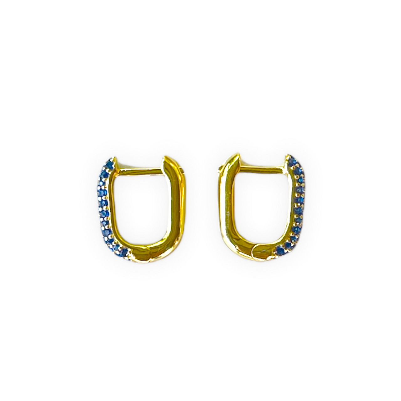 Pendientes cuadrados de 15x12mm de plata de ley con baño de oro y 3 filas de circonitas azules. Estos pendientes son simplemente ideales para cualquier estilo. Combínalos como quieras.