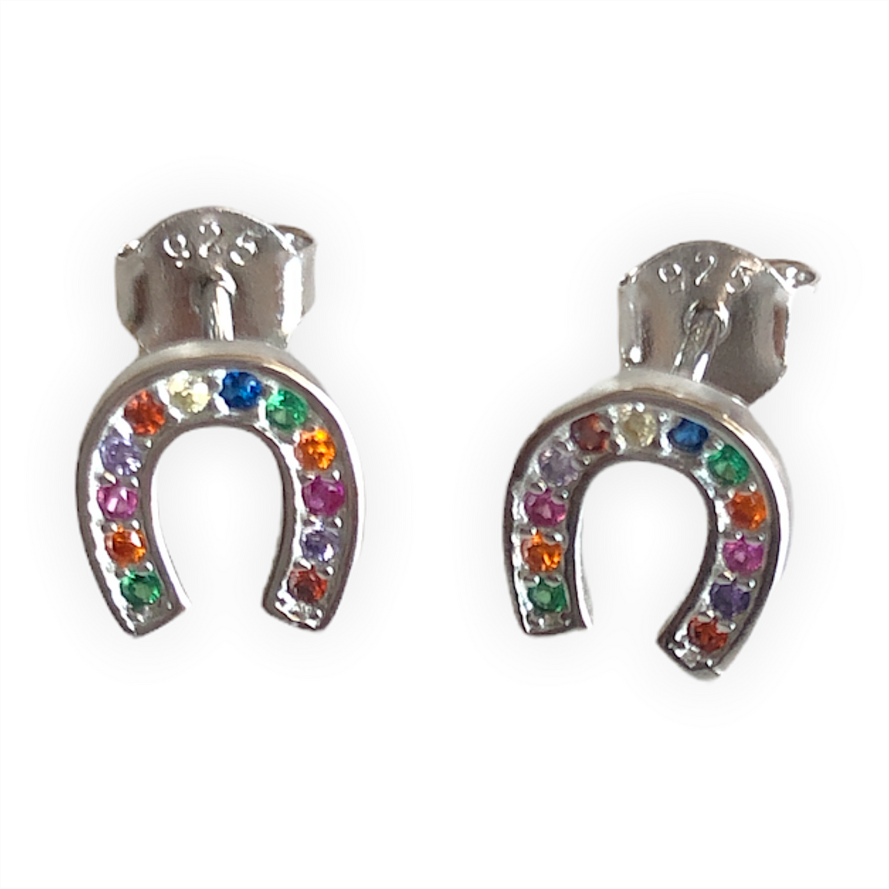 Pendientes de plata de ley 925 con circonitas de colores. Tienen forma de herraduras. Son small and cute y te quedarán perfectos. Elegantes y discretos ya que quedan pegados a la oreja. Ideal para los amantes de la equitación