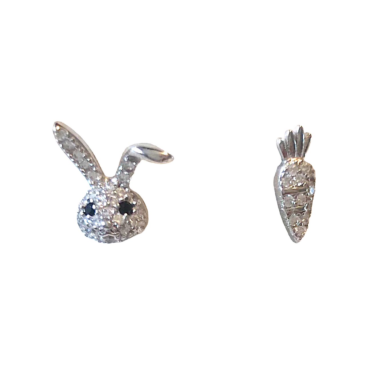 Pendientes de plata de ley 925, uno con forma de conejo y el otro con forma de zanahoria.Están decorados con circonitas blancas y negras. Son small and cute y te quedarán perfectos. Elegantes,discretos y muy originales. Ideal para tu look diario.